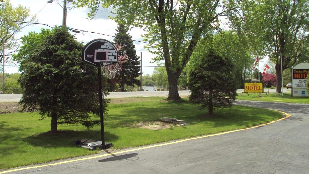 Twin Peaks Motel Napanee Kültér fotó