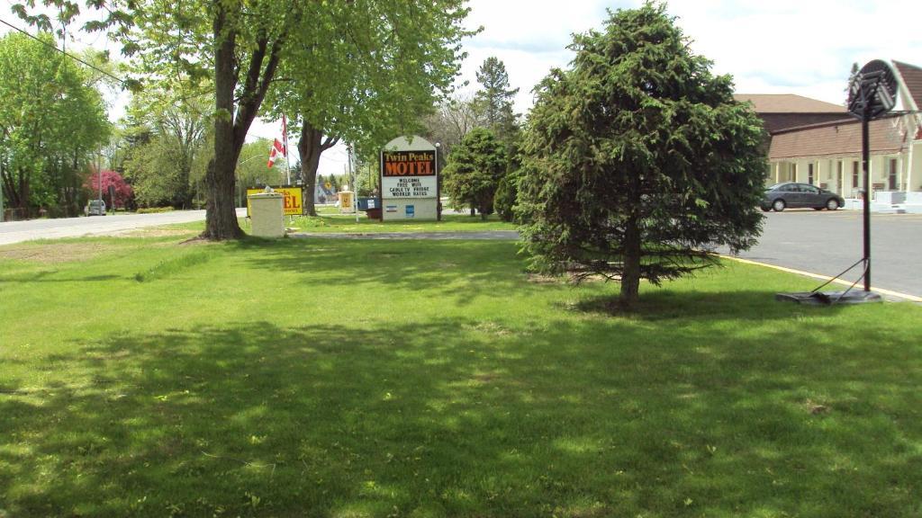Twin Peaks Motel Napanee Kültér fotó
