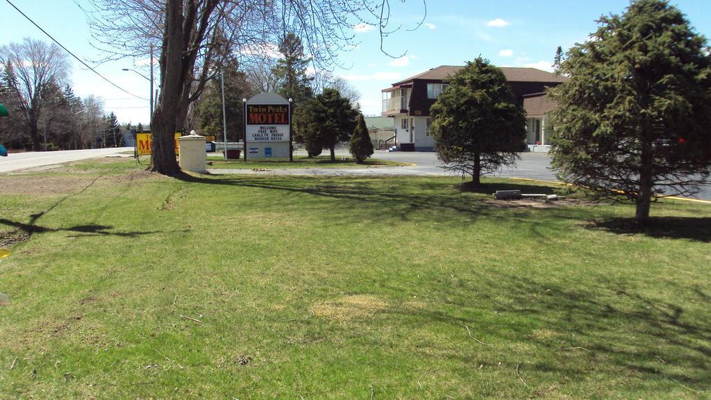 Twin Peaks Motel Napanee Kültér fotó